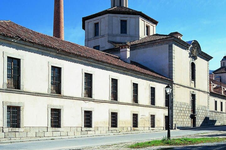 Private Guided Tour with Admission to La Granja and Fabrica de Vidrio