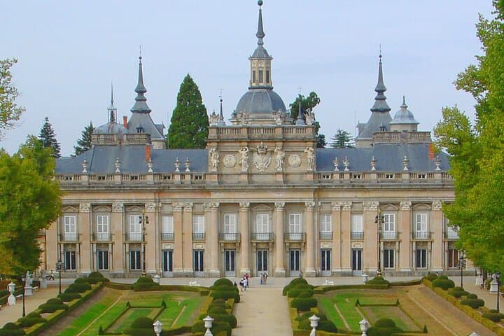 Private Guided Tour with Admission to La Granja and Fabrica de Vidrio