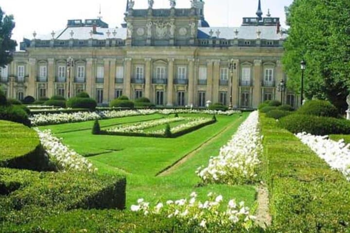 Private Guided Tour with Admission to La Granja and Fabrica de Vidrio