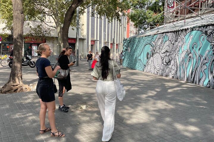 Street Art, Sculptures & Crime Stories Walking Tour – Barcelona