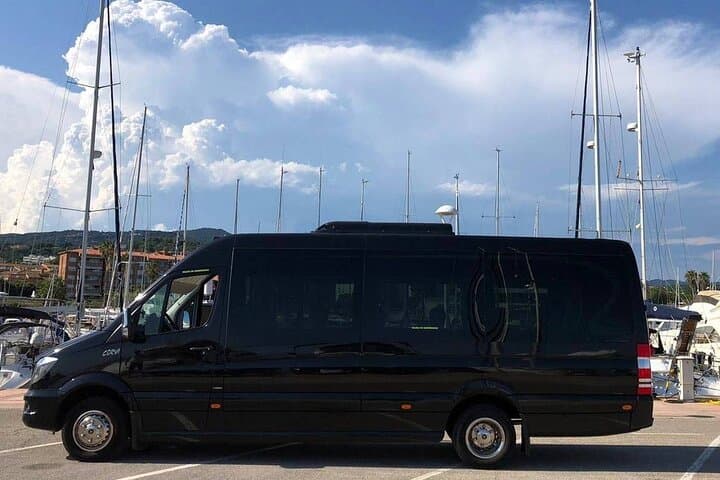 Barcelona City Private Tour 4 hours (DE 2 to 16 passengers)