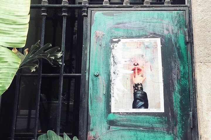 Street Art, Sculptures & Crime Stories Walking Tour – Barcelona