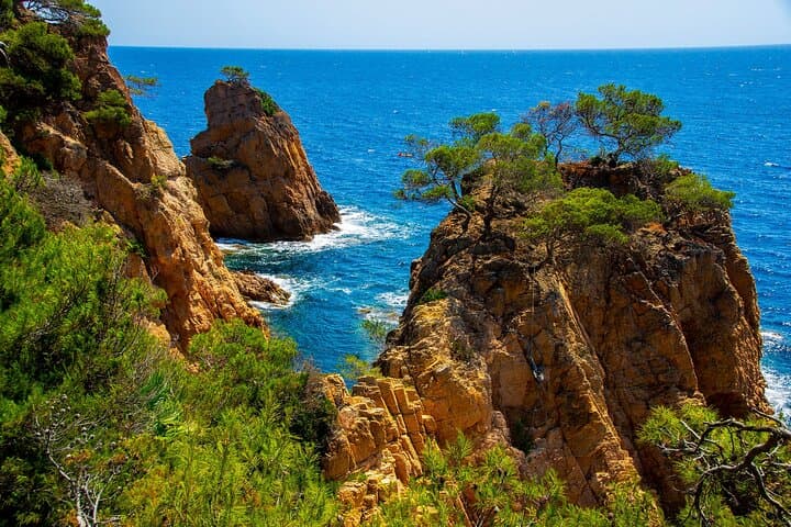 Catalonia Private Tour with Medieval Towns and Montserrat with Transport