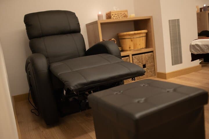 Foot and leg massage chair