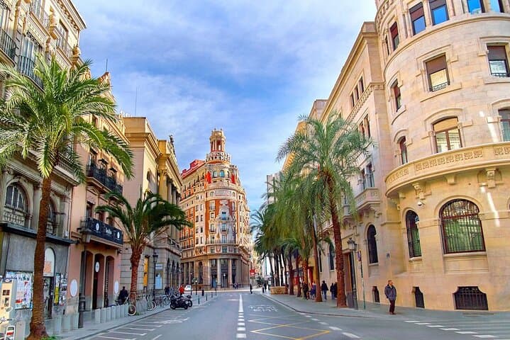 Private Transfer: VLC Airport to Valencia in Business Car