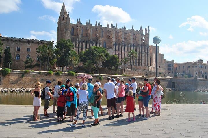 Guided route and visit to the Cathedral of Palma (2h)