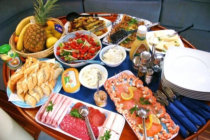 Delicious buffet lunch and dinner served on board