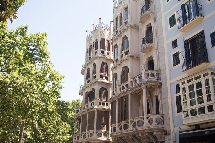 Guided route and visit to the Cathedral of Palma (2h)