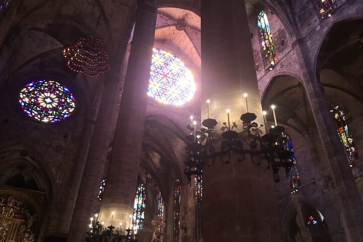 Guided route and visit to the Cathedral of Palma (2h)