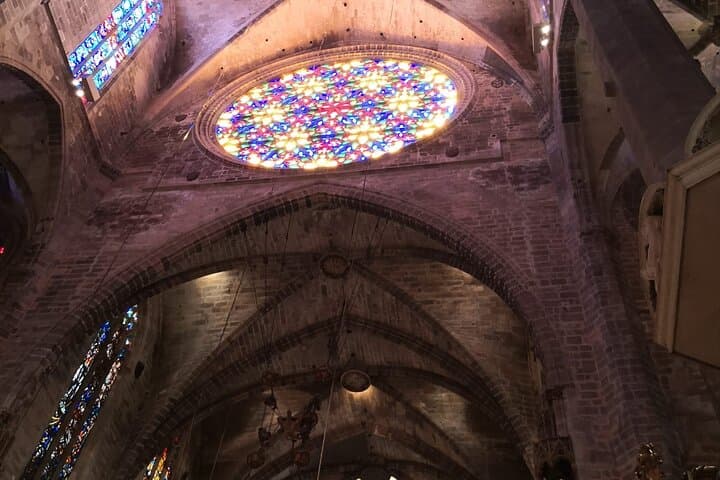 Guided route and visit to the Cathedral of Palma (2h)