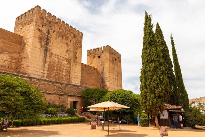 Granada Alhambra Self-Guided City Walking Tour & Scavenger Hunt