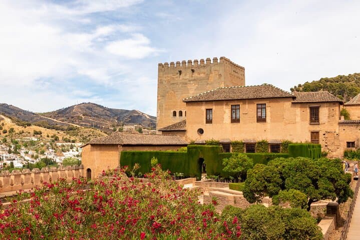 Granada Alhambra Self-Guided City Walking Tour & Scavenger Hunt