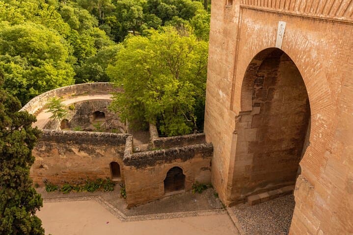 Granada Alhambra Self-Guided City Walking Tour & Scavenger Hunt