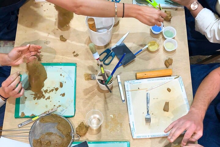 At Taller Gingell you will have the opportunity to learn the basics of artisan ceramics while at the same time participate in hands-on activities.