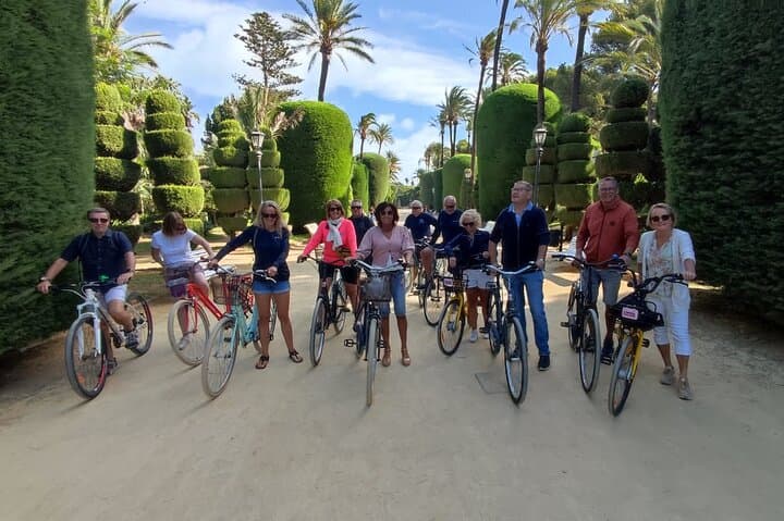 A private stroll cycling around Cádiz + bike rental
