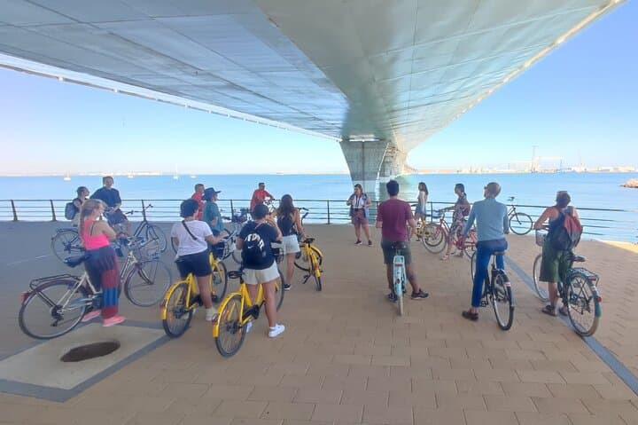 A private stroll cycling around Cádiz + bike rental