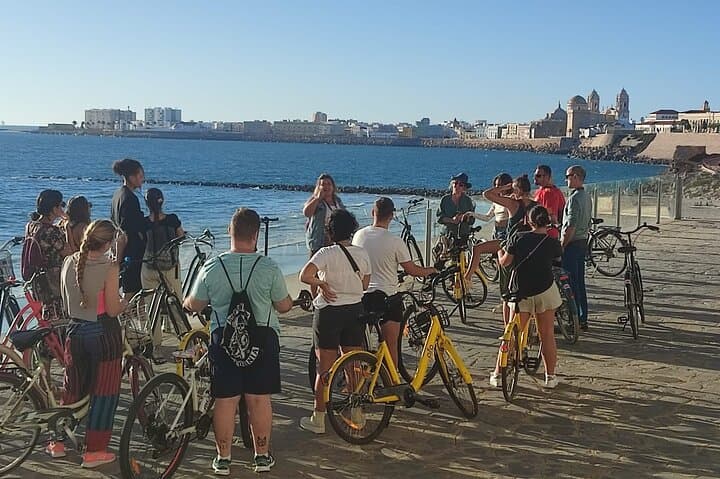 A private stroll cycling around Cádiz + bike rental