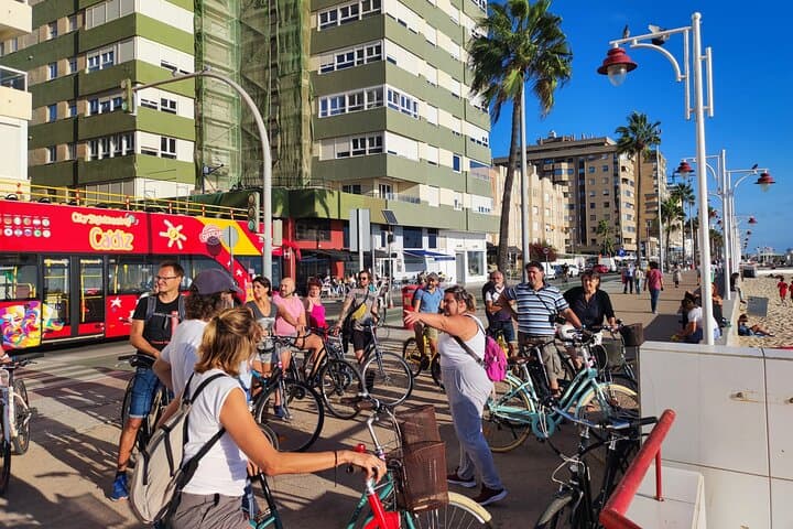 A private stroll cycling around Cádiz + bike rental