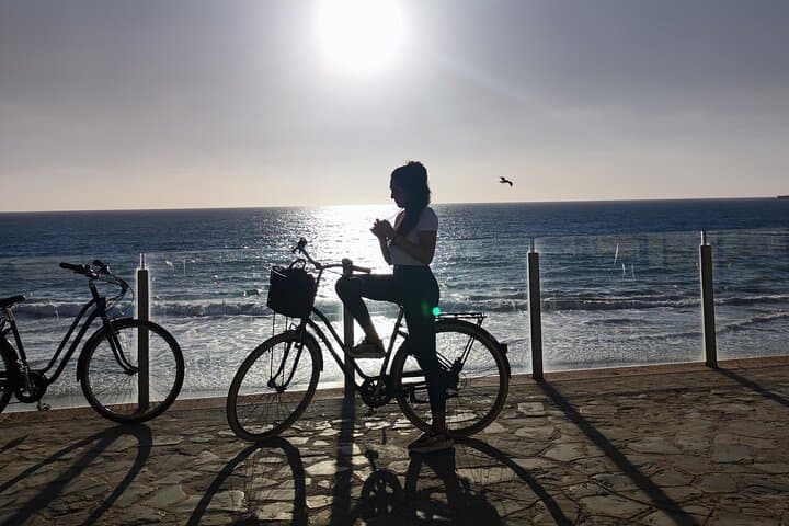 A private stroll cycling around Cádiz + bike rental