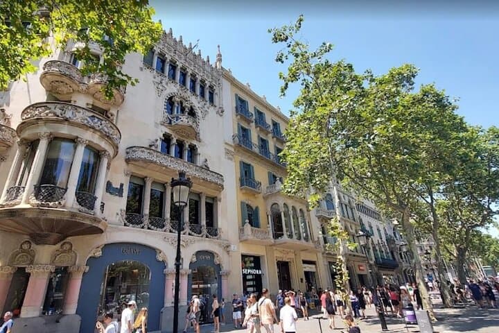 Tour of the Gràcia neighborhood