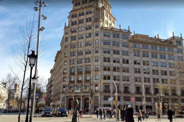 Tour of the Gràcia neighborhood
