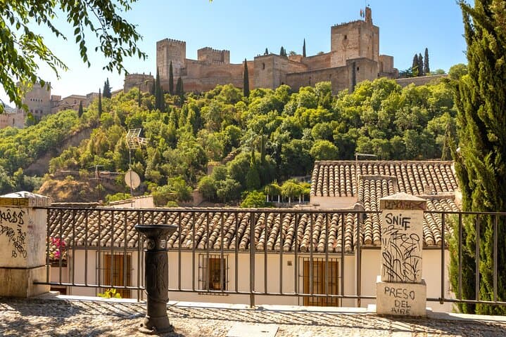Granada Self-Guided City Walking Tour & Scavenger Hunt