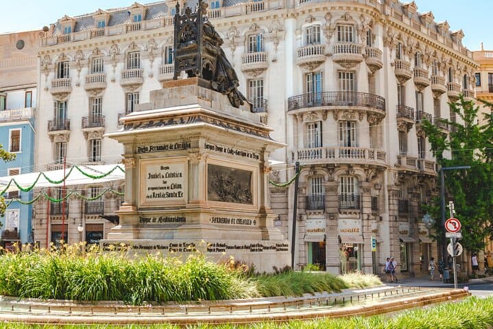 Granada Self-Guided City Walking Tour & Scavenger Hunt