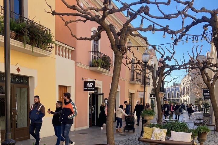 La Roca Village: private Round-Trip Transfer