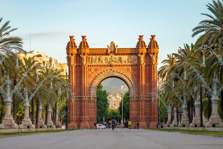 Barcelona Old Town Tour with Family-friendly Attractions