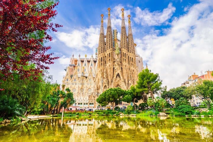 Barcelona Old Town Tour with Family-friendly Attractions