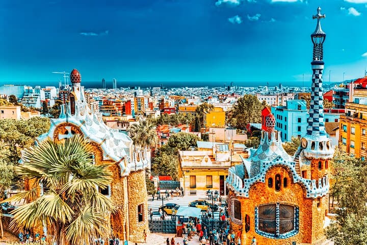 Barcelona Old Town Tour with Family-friendly Attractions
