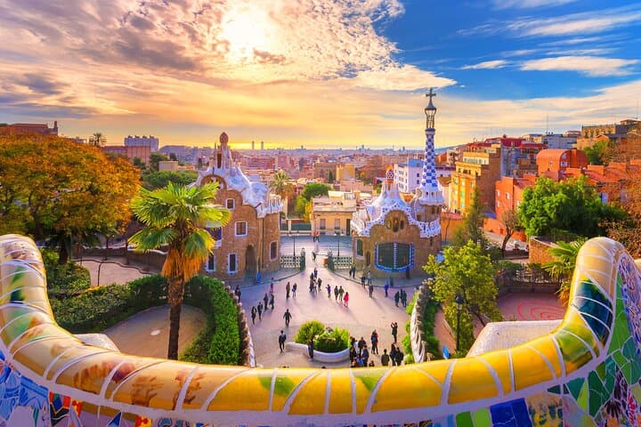 Barcelona Old Town Tour with Family-friendly Attractions
