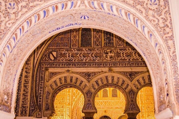 Arabic arch with inscriptions.
Royal Alcazar of Seville.