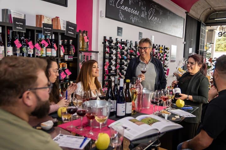 Joking with our guest Domingo, a winemaker from Tacoronte