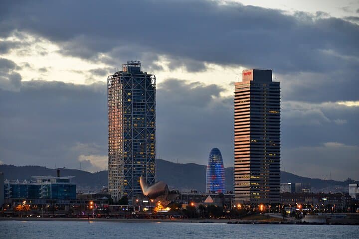 Zona Port olimpic al atardecer. Barrio construido para los JJOO
