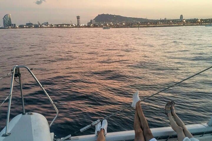Vista de Barcelona desde el mar al atardecer