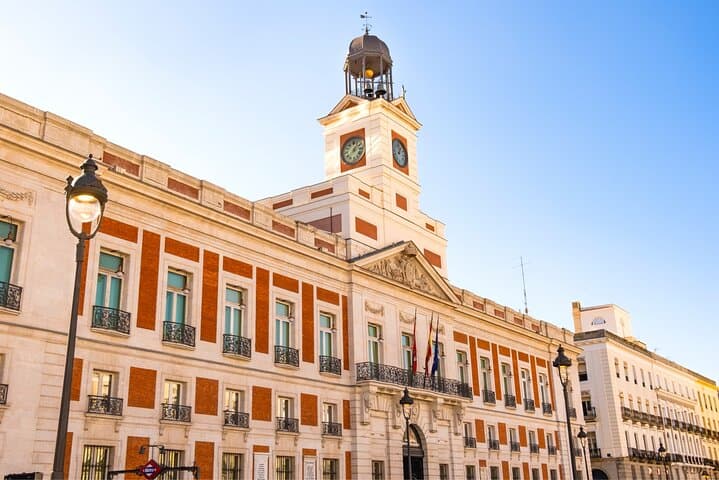 Madrid Historical Self-Guided Walking City Tour & Scavenger Hunt