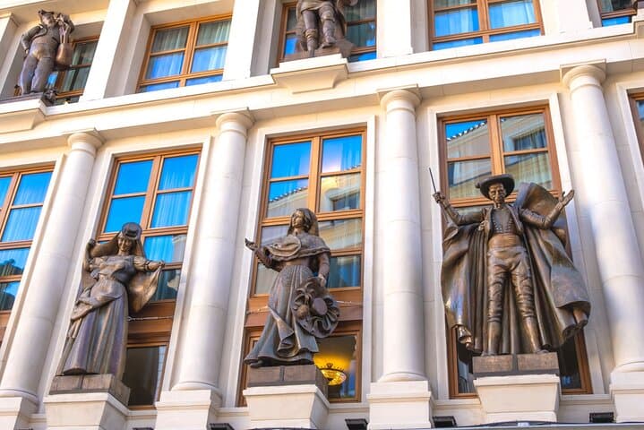 Madrid Historical Self-Guided Walking City Tour & Scavenger Hunt