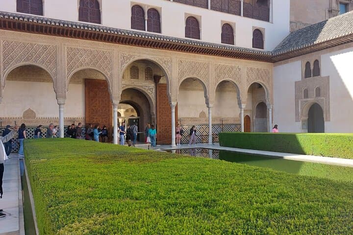Alhambra Guided Tour, Nasrid Palaces and Generalife