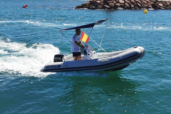Valencia Boat without license and entrance to Beach Club Piscina