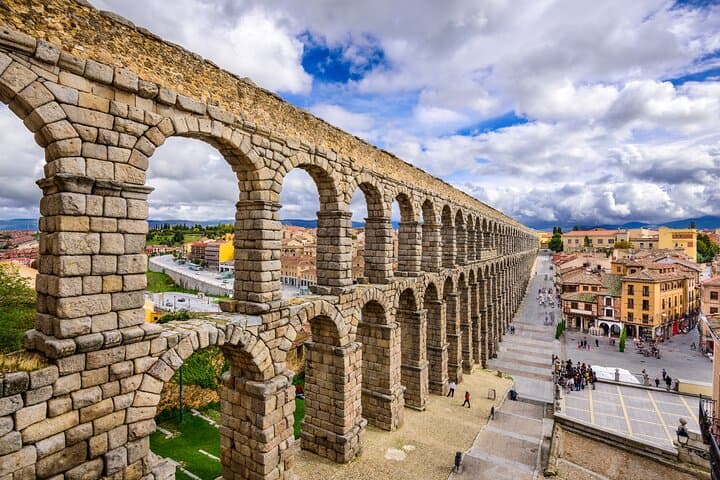 viaducto Romano with Candido Restaurant at the bottom