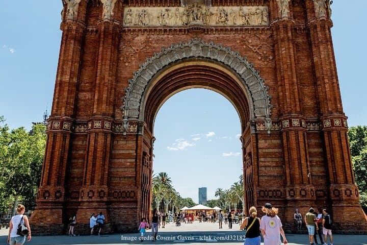 Explore El Born District: Private Half-Day Walking Tour