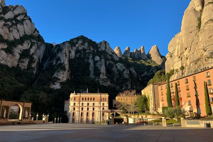 Montserrat very early: Hiking, Abbey, very small group