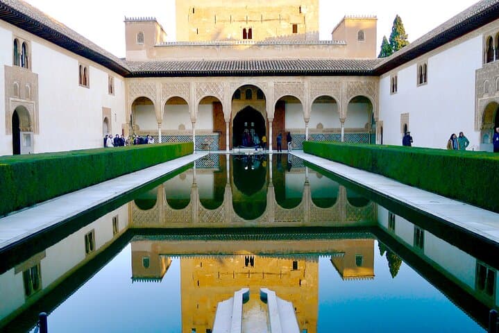 Granada: Alhambra & Nasrid Palaces Guided Tour in Small Groups