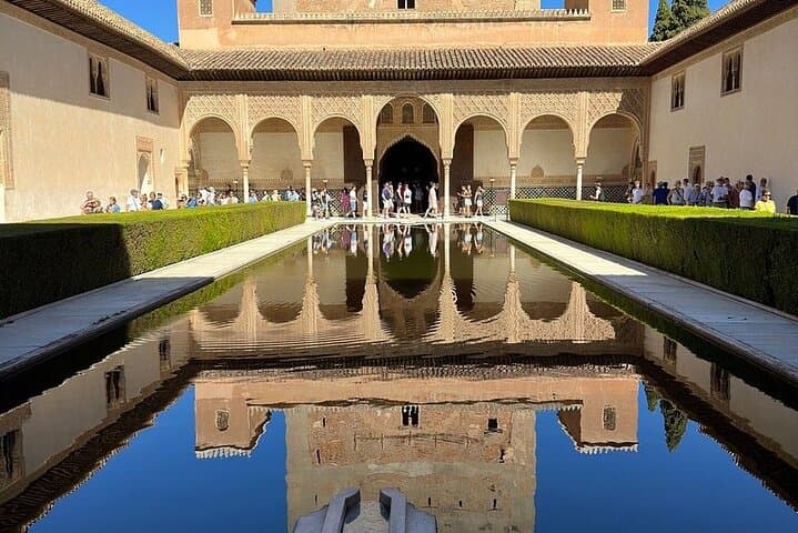 Granada : Alhambra Prestige Group Tour (VIP tickets included)