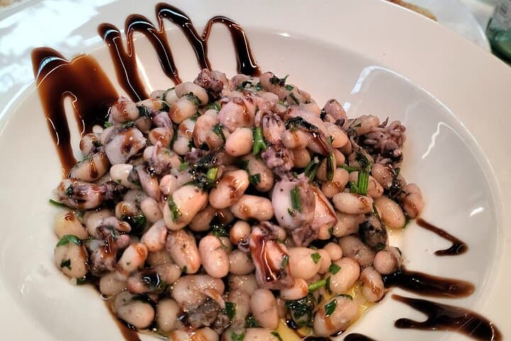Alubias with squid
