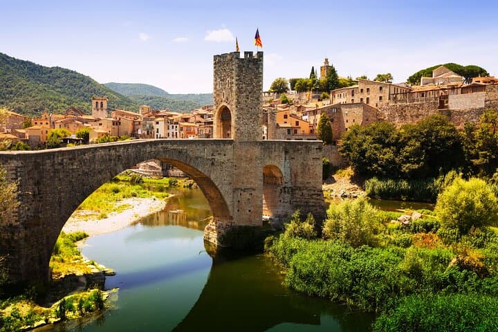 Private Dali Museum, Besalu & Girona Tour from Barcelona