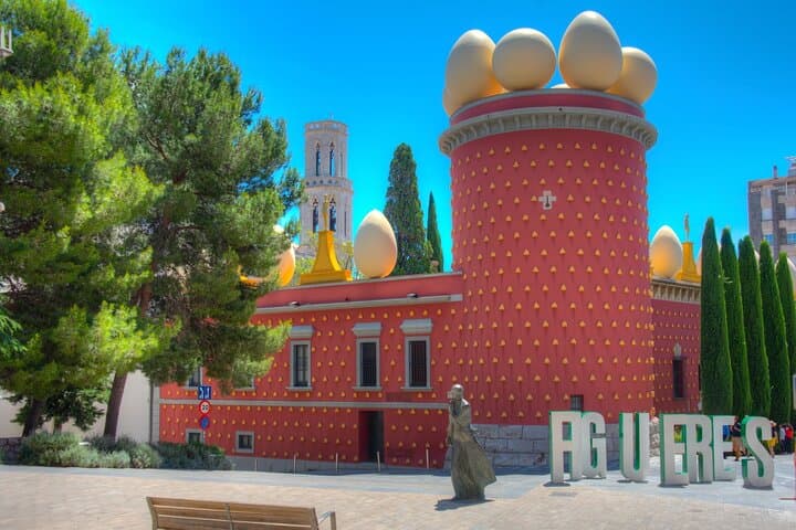 Private Dali Museum, Besalu & Girona Tour from Barcelona