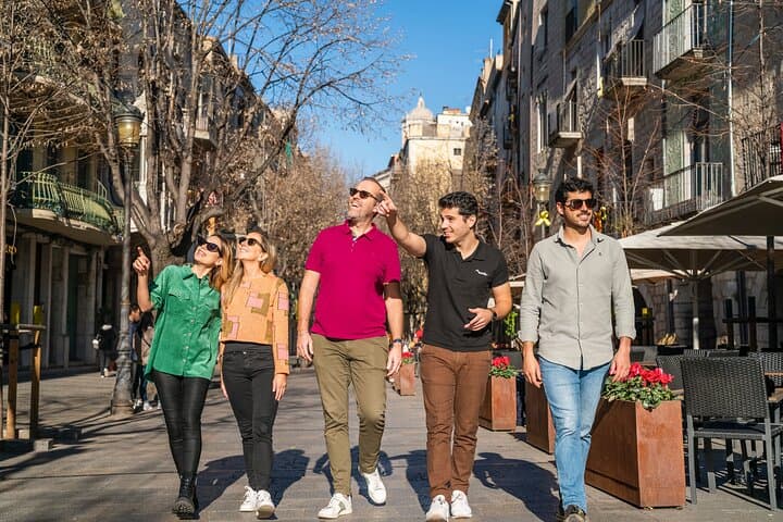 Private Dali Museum, Besalu & Girona Tour from Barcelona