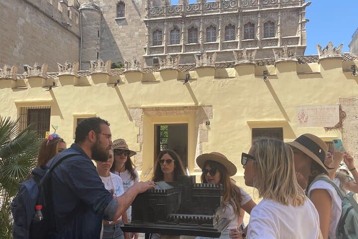 Valencia: Guided Treasure Hunt and Outdoor Escape Game